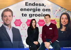 Een groepsfoto bij Endesa Nederland met Núbia Ramos en Niek ten Elzen en links ook Jelle Blom, afgedrukt op de stand.